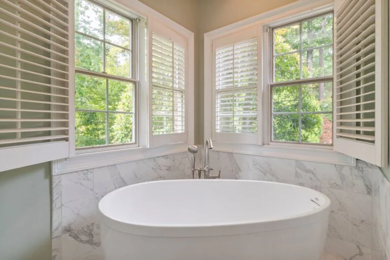 Freestanding soaking tub