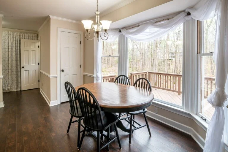 Breakfast room with bay window